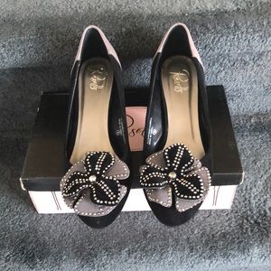 BEAUTIFUL ROSETTE EMBELLISHED PUMPS
